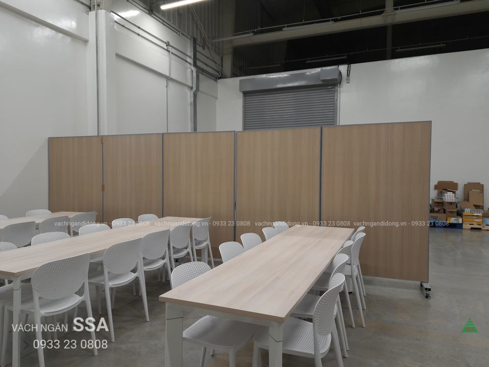 vách ngăn văn phòng có bánh xe